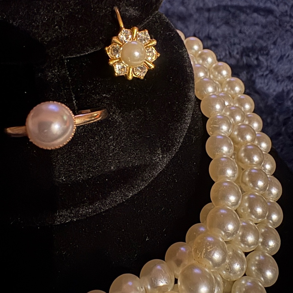 Elegant Pearl Jewelry Set - Picture 4 of 5